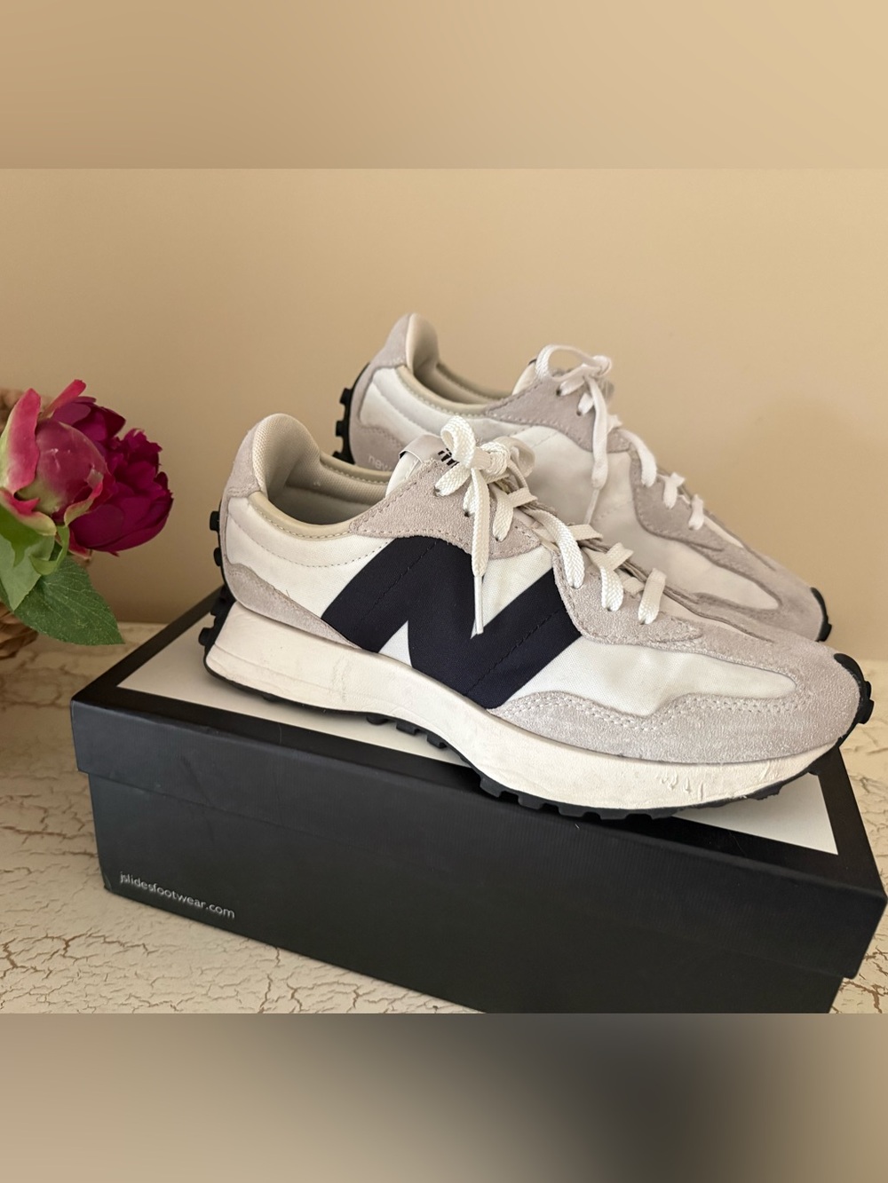 New Balance 327 Women’s Sneakers White Gray Black Size 7.5